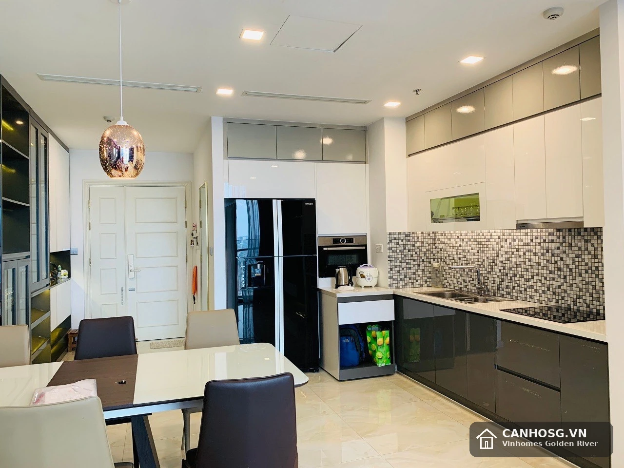 Khu bếp hiện đại và bàn ăn căn hộ Vinhomes Golden River full nội thất