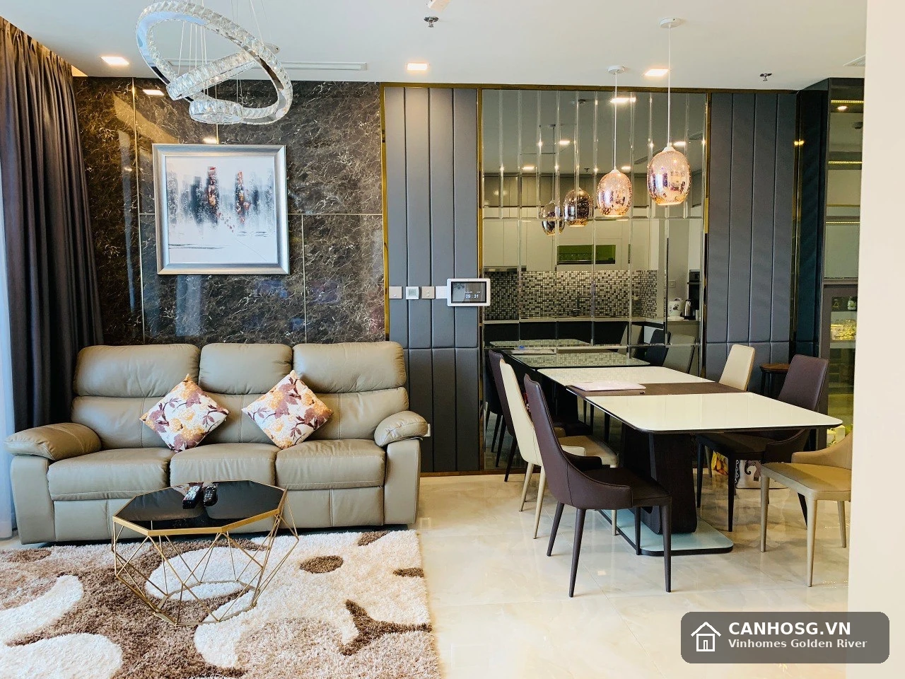 Phòng khách liên thông bàn ăn căn hộ Vinhomes Golden River 2 phòng ngủ view Bitexco