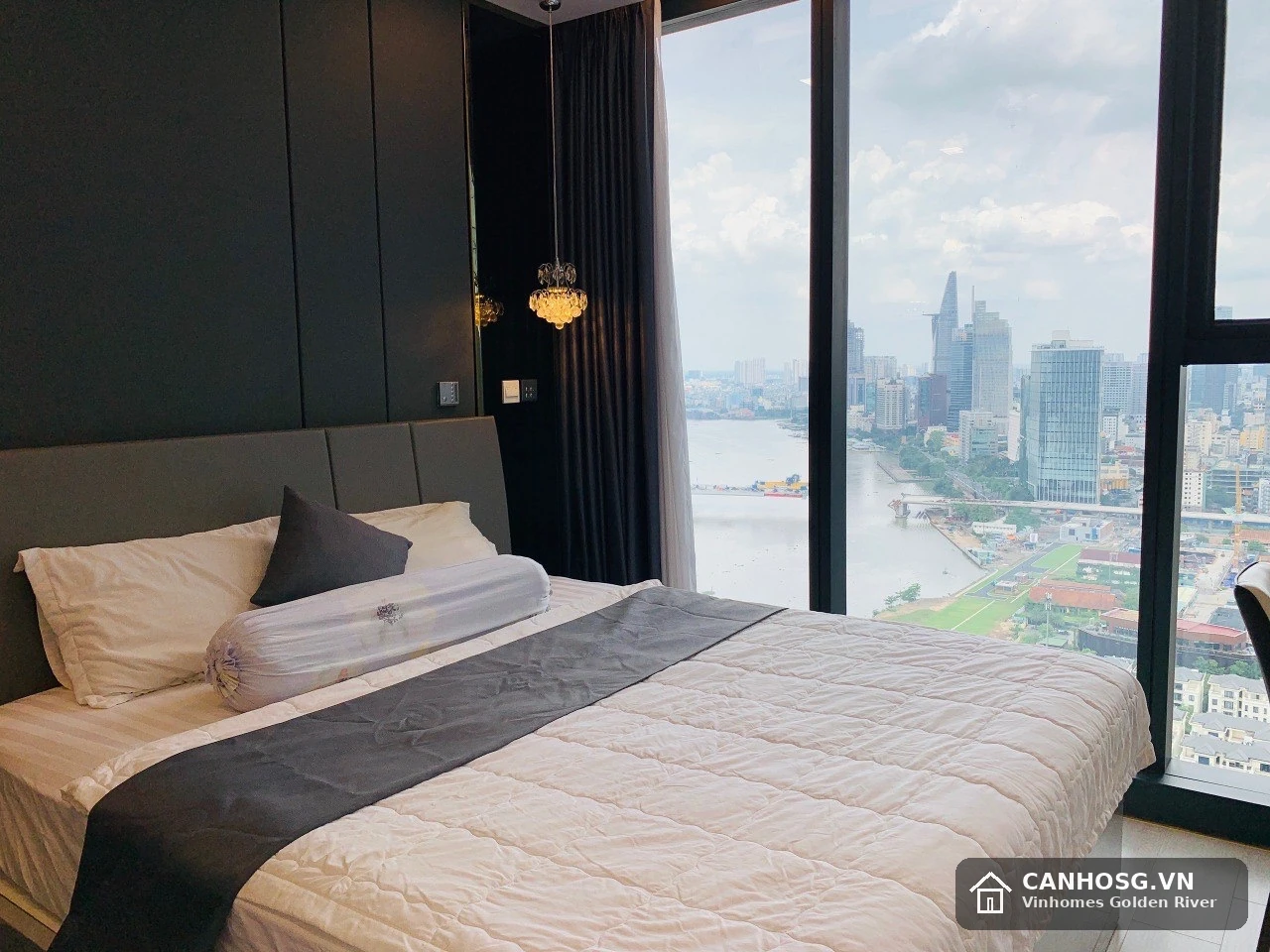 Phòng ngủ master căn hộ Vinhomes Golden River tầng 30 view Bitexco