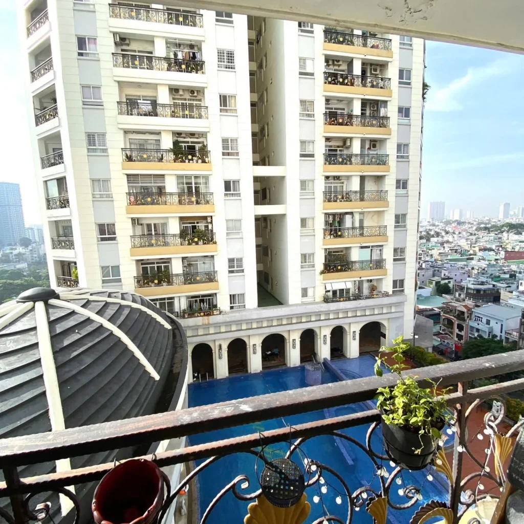 Ban công nhìn xuống hồ bơi và tòa nhà đối diện tại The Flemington