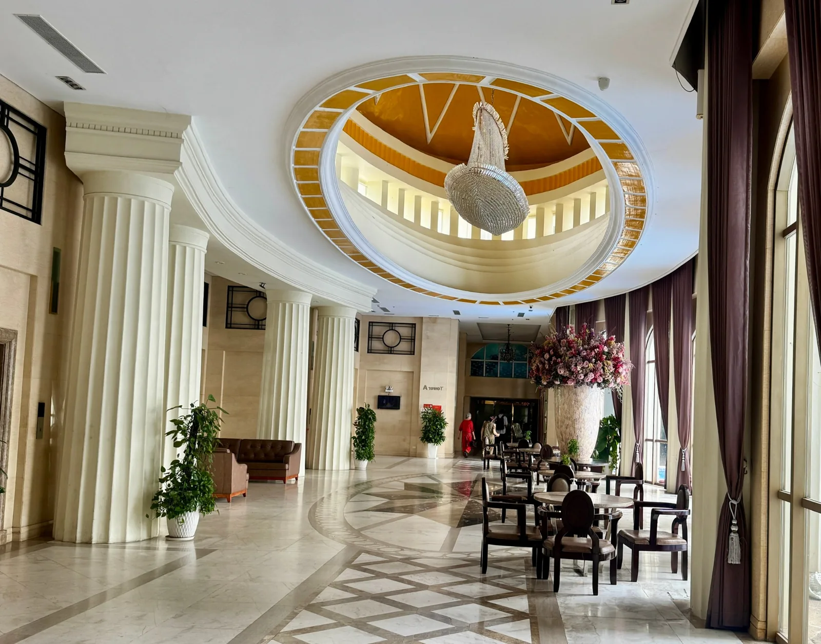 Sảnh The Flemington có bộ bàn ghế và trần trang trí hình tròn