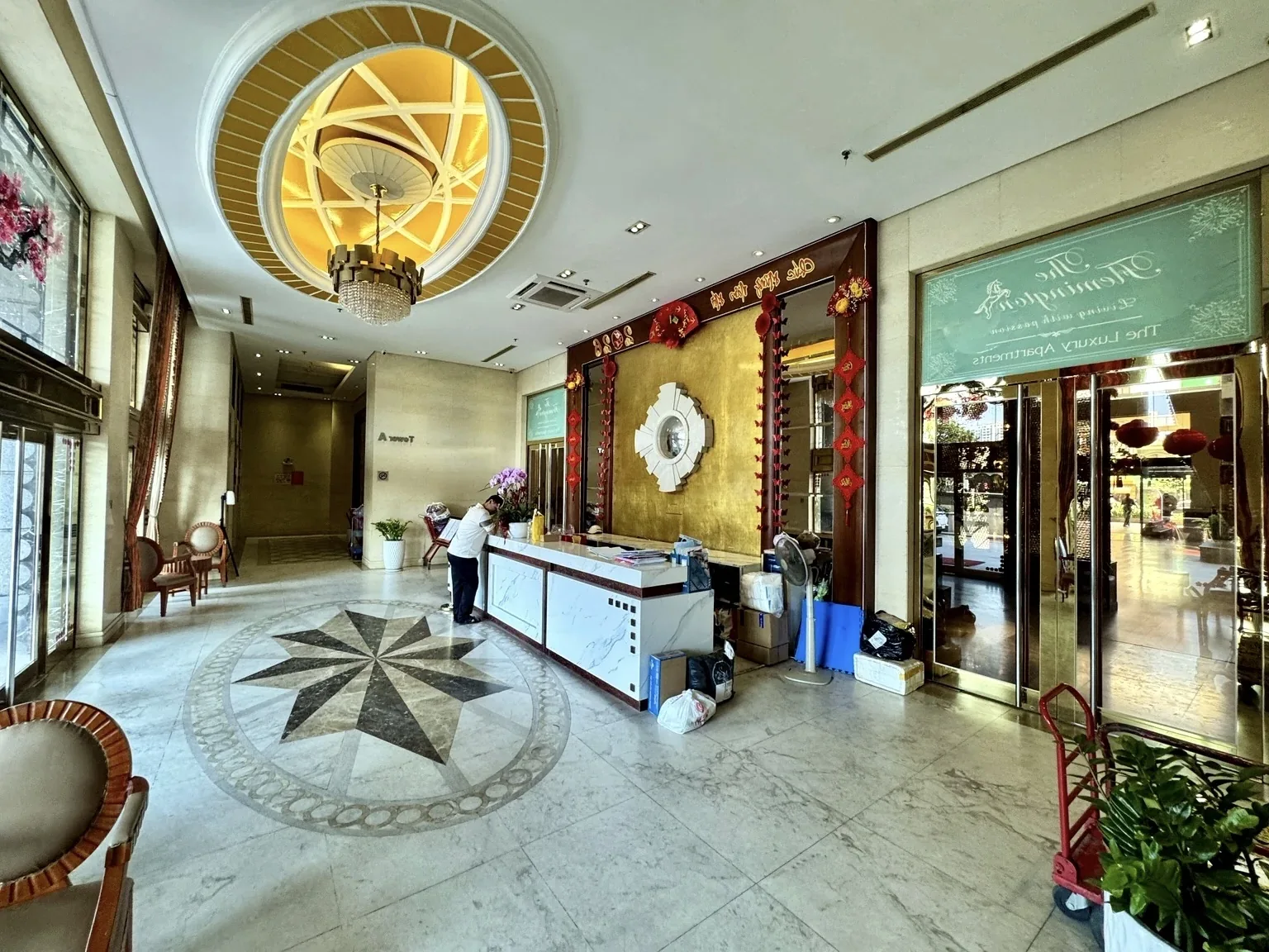 Quầy lễ tân và khu vực sảnh The Flemington với trần trang trí hình tròn