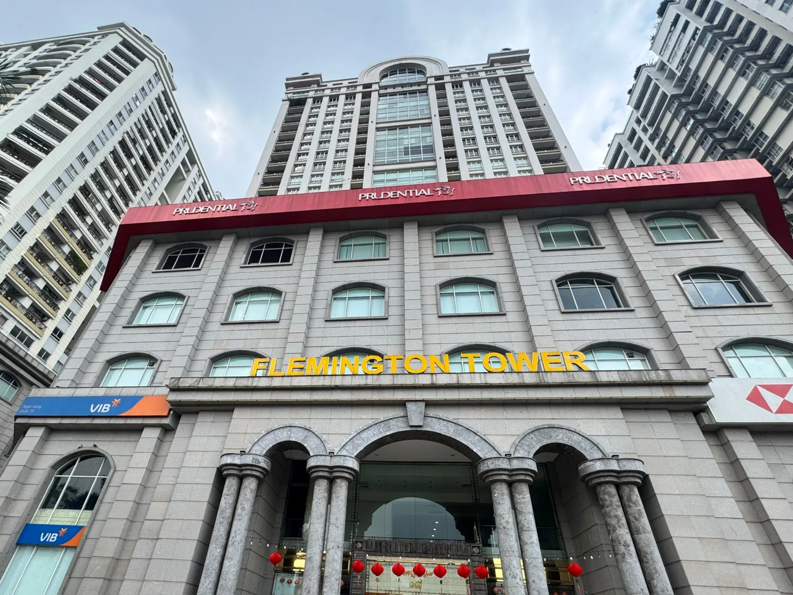 Mặt ngoài The Flemington nhìn từ phía dưới với bảng tên Flemington Tower