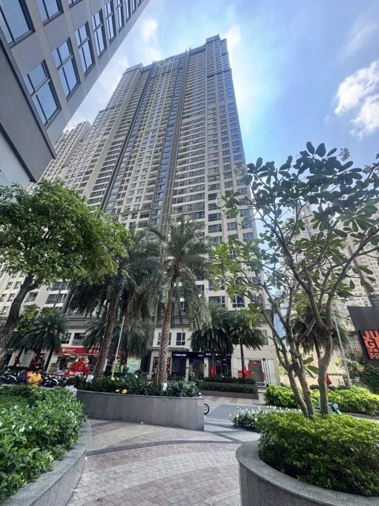 Lối đi lát gạch và cây xanh phía trước các tòa Vinhomes Central Park