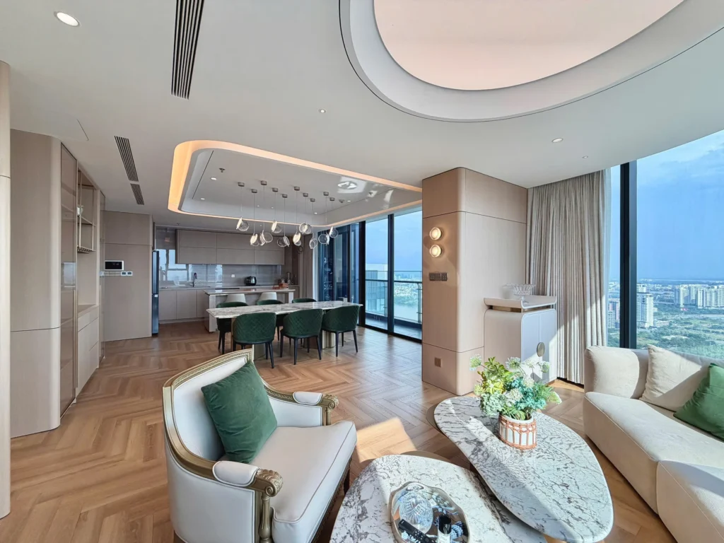 Không gian mở nối phòng khách, bàn ăn và bếp trong căn hộ vòng cung Aqua 4 diện tích 160m².
